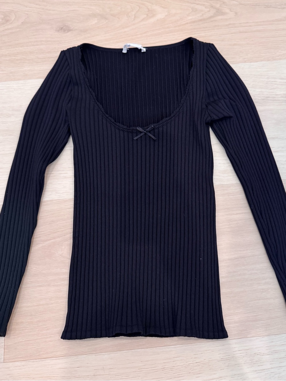 Black Ribbed Long-Sleeve Scoop Neck Top- size XS - S